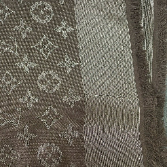 LV monogram classic shawl - Picture 11 of 11